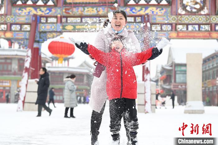 2月13日，家長(zhǎng)與小朋友在呼和浩特市大召?gòu)V場(chǎng)享雪趣?！⑽娜A 攝