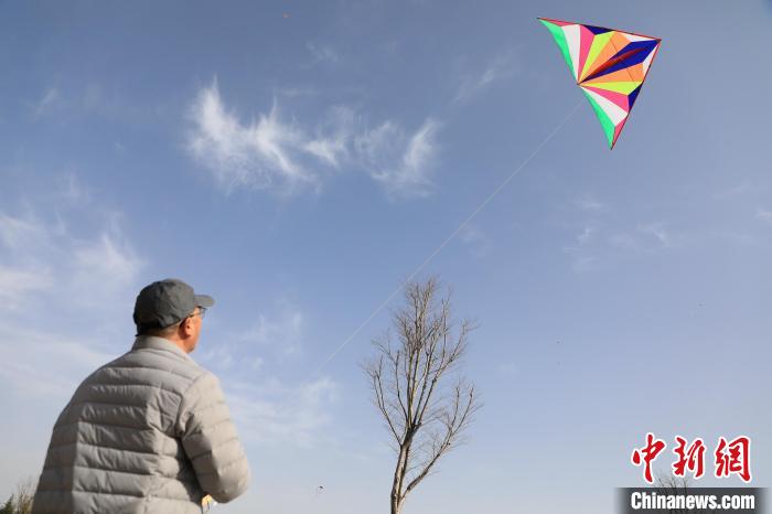 市民在放風(fēng)箏。　鄧小強(qiáng) 攝