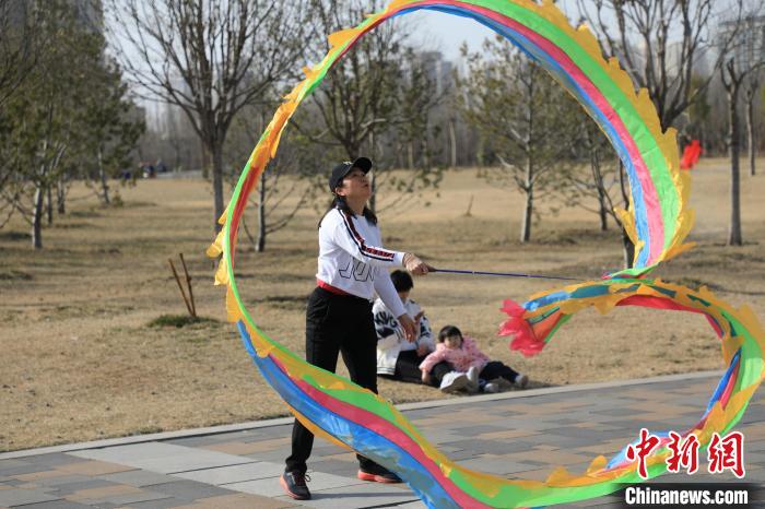 市民在公園里上演彩綢舞。　鄧小強(qiáng) 攝
