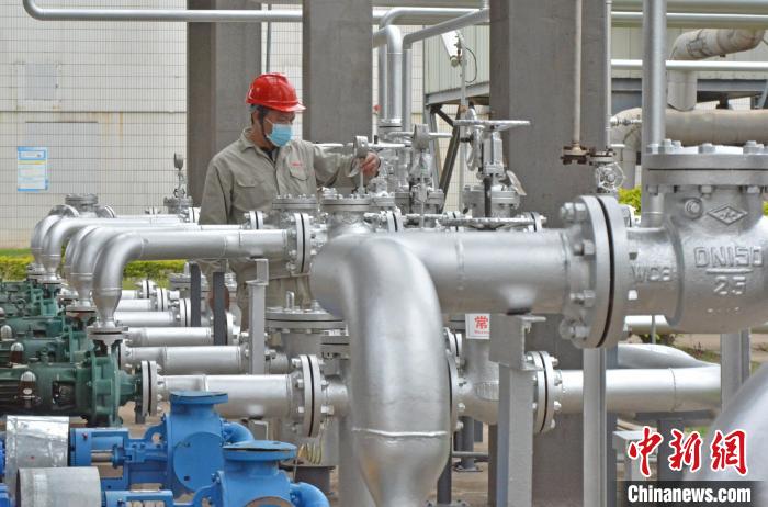 工人在查看設(shè)備儀表。　林弘梫 攝