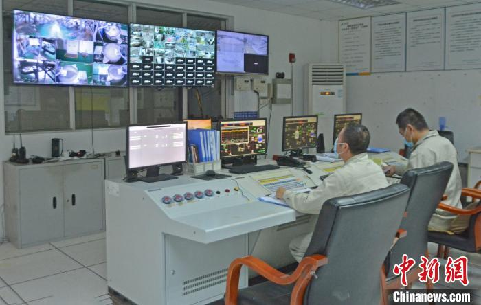 工人在中控室觀察各個(gè)生產(chǎn)車間運(yùn)行情況?！×趾霔v 攝