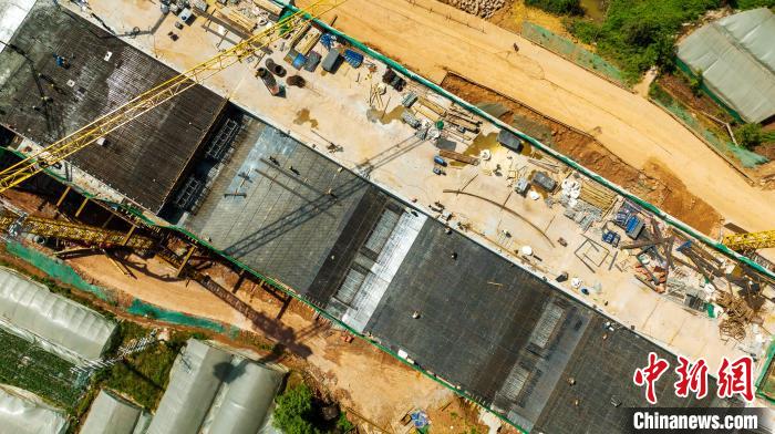 俯瞰正在建設(shè)的天府站多線橋鋼筋鋪架現(xiàn)場(chǎng)?！⒅铱?攝