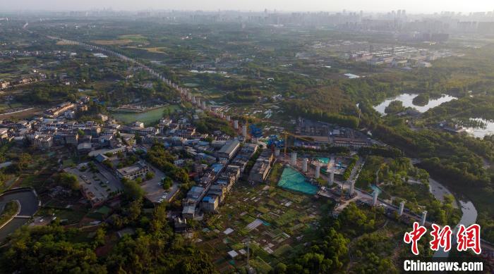 航拍正在建設(shè)中的成都至自貢高速鐵路成都段。　劉忠俊 攝