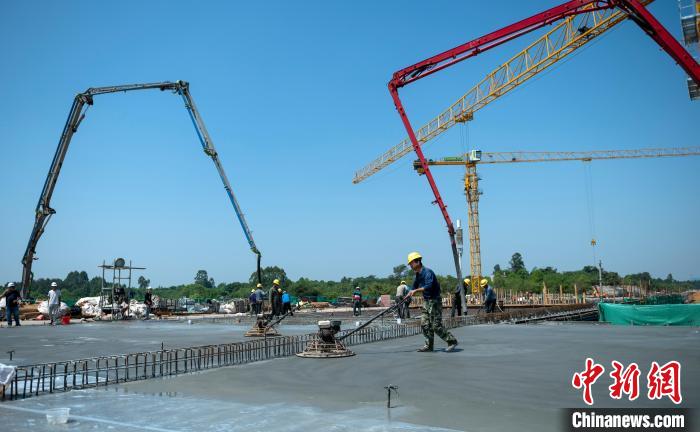 天府站多線橋施工澆筑現(xiàn)場(chǎng)?！⒅铱?攝