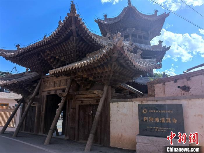 圖為集漢、藏、伊斯蘭風(fēng)格于一體的700年歷史的全國重點(diǎn)保護(hù)文物——阿河灘清真寺。　張海雯 攝