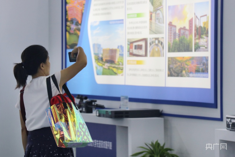 市民認真觀展，拍攝展板上的說明內容(央廣網(wǎng)記者 趙家慧 攝)