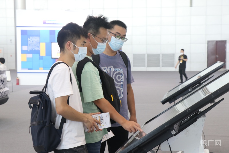 市民結伴而行，一起認真了解網(wǎng)絡安全科普知識(央廣網(wǎng)記者 趙家慧 攝)