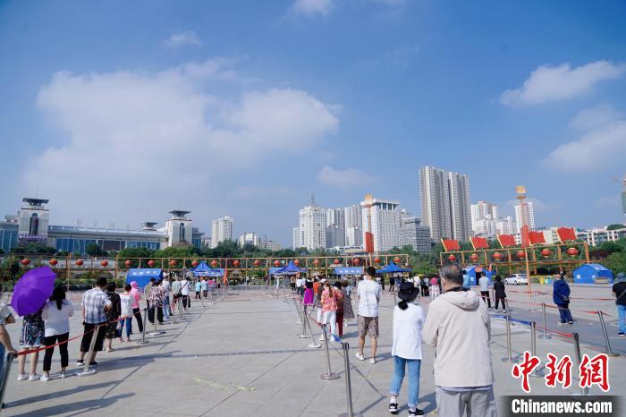 資料圖為居民有序排隊(duì)進(jìn)行核酸檢測(cè)?！●R銘言 攝