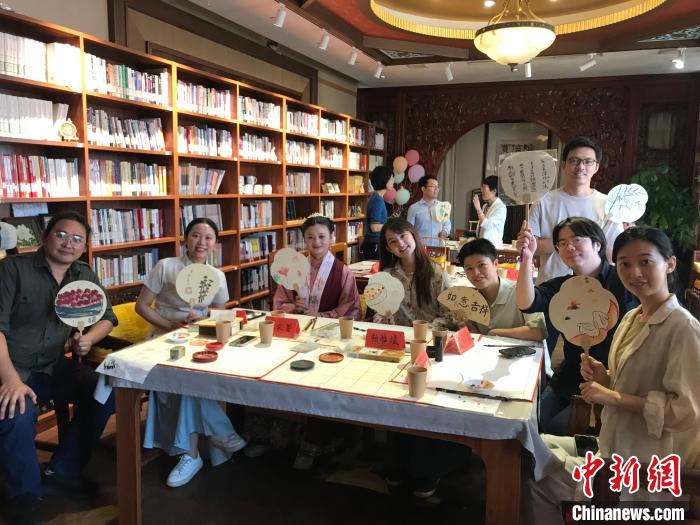 9月14日，“月動(dòng)臨秋扇”中華傳統(tǒng)文化沉浸式體驗(yàn)活動(dòng)在北京紀(jì)曉嵐故居舉辦。陳建新 攝 陳建新 攝