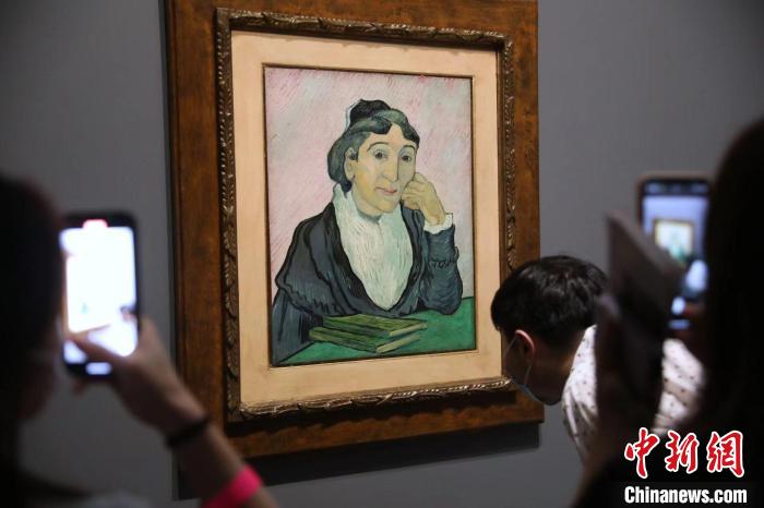 觀眾欣賞梵高畫作《阿爾勒婦女(吉努夫人肖像)》?！埡鄠?攝