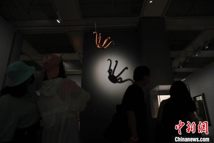 杜尚作品《帽架》。　張亨偉 攝