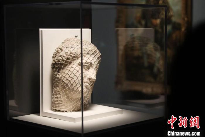 曼雷的裝置作品《維納斯》?！埡鄠?攝