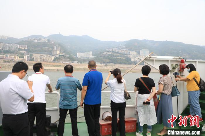 重慶市政協(xié)“同心聚力巴渝行”主題采訪團(tuán)15日走進(jìn)奉節(jié)，了解當(dāng)?shù)卣f(xié)委員護(hù)江成效?！×簹J卿 攝