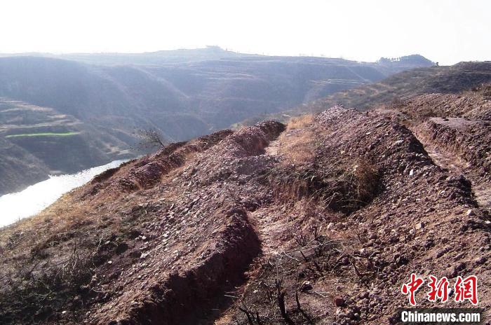 圖為荒坡原貌?！●T華 攝