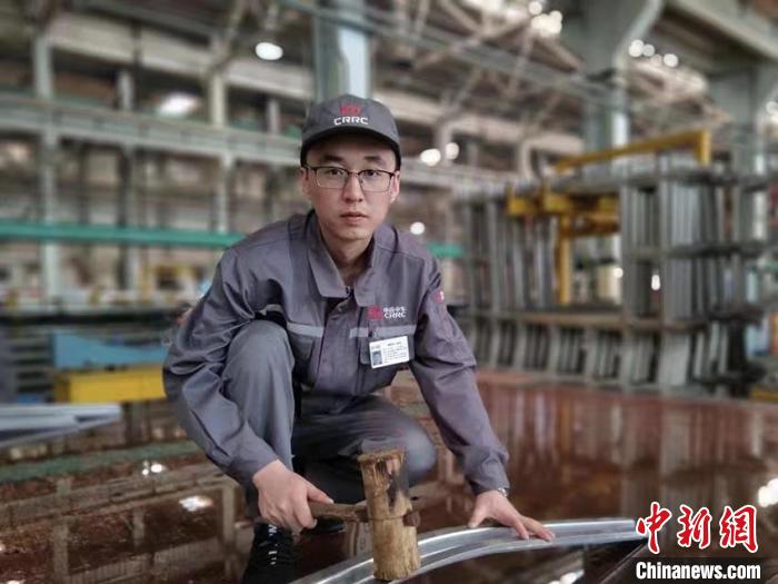 王漢卿在調(diào)修側(cè)墻彎梁?！∈茉L者供圖