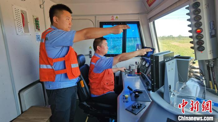 為確保首趟班列安全正點(diǎn)開(kāi)行，東營(yíng)鐵路運(yùn)輸分處認(rèn)真做好班列開(kāi)行的各項(xiàng)準(zhǔn)備工作?！≈需F三局運(yùn)輸工程分公司供圖