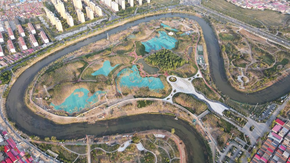 　圖為4月30日拍攝的河北滄州市區(qū)的大運(yùn)河“Ω”形河道。新華社發(fā)(傅新春 攝)