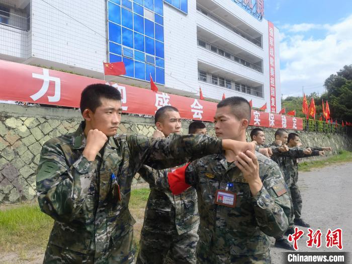 新兵尤云龍(左)不斷向一名合格軍人蛻變?！￡愴?攝