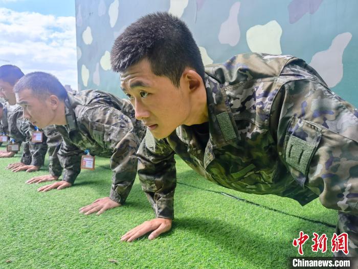 尤云龍正在和戰(zhàn)友進(jìn)行體能訓(xùn)練?！×志杆?攝