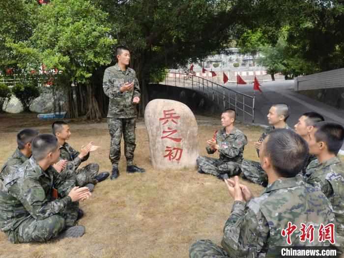 尤云龍為戰(zhàn)友講述父輩保家衛(wèi)國(guó)的故事?！＄姛樋?攝