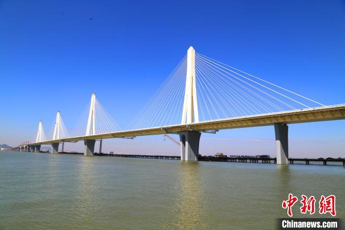 建設(shè)中的珠海金海特大橋。　孟慶虎 攝