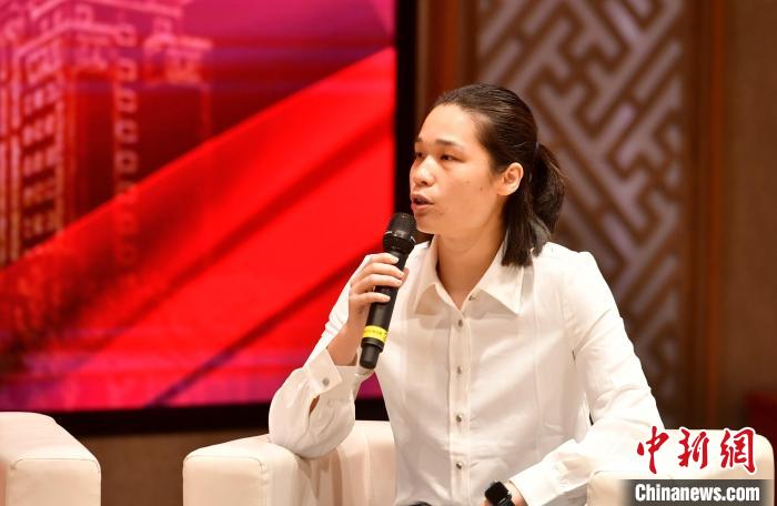 圖為林莉在福建師范大學(xué)分享會(huì)上發(fā)言?！蚊?攝