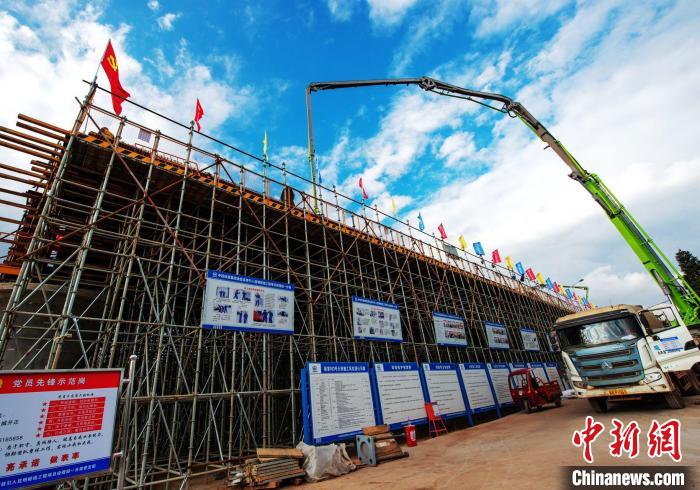 圖為渝昆高鐵云南段境內(nèi)首座大橋連續(xù)梁混凝土澆筑施工現(xiàn)場(chǎng)?！『螀矽i 攝