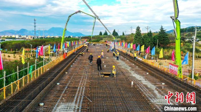 圖為渝昆高鐵云南段境內(nèi)首座大橋連續(xù)梁混凝土澆筑施工現(xiàn)場(chǎng)?！⑽馁F 攝