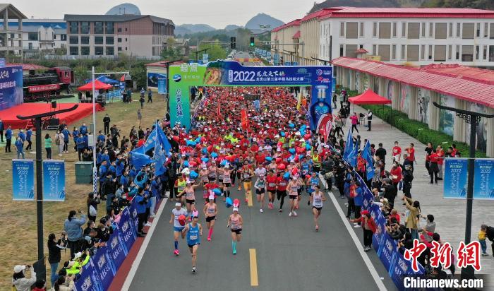 2022年龍虎山半程馬拉松鳴槍開跑?！⒅剧?攝