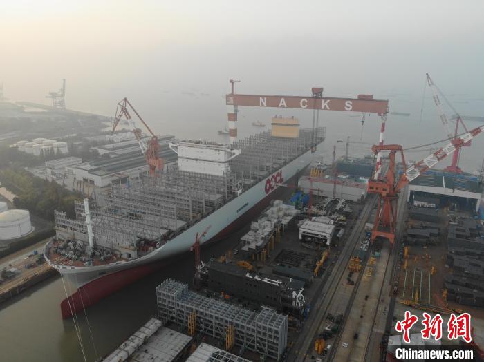 15日，全球綠色環(huán)保型集裝箱船“巨無霸”從江蘇出塢?！∧贤êＪ戮止﹫D