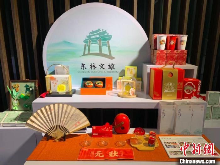 發(fā)展論壇現(xiàn)場展出的無錫城市文創(chuàng)作品?！O權(quán) 攝