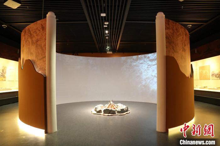 周口店遺址是迄今為止世界上同時期古人類遺址中，材料最豐富、最全面和最具代表性的一處遺址?！√胁┪镳^供圖