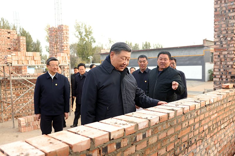 2023年11月10日，習(xí)近平總書記在河北保定涿州市刁窩鎮(zhèn)萬全莊村房屋重建施工現(xiàn)場考察。