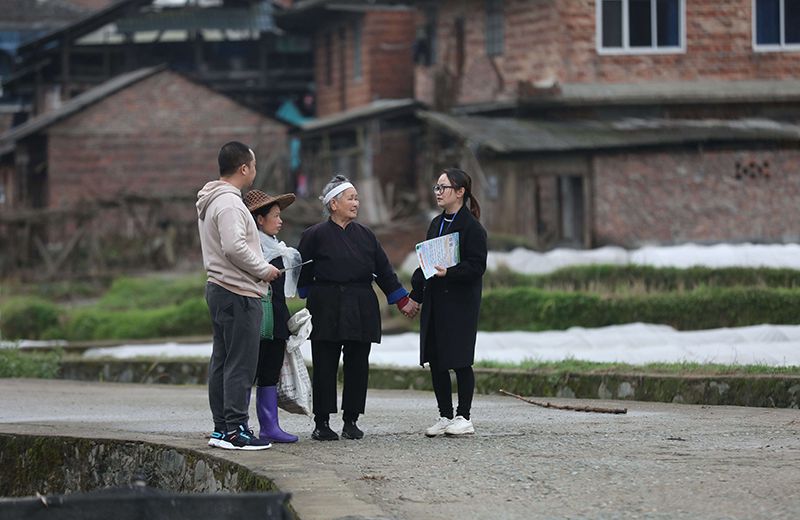 2022年3月24日，在廣西柳州市三江侗族自治縣良口鄉(xiāng)南寨村，紀檢監(jiān)察干部(右一、左一)在了解惠農(nóng)政策落實情況。