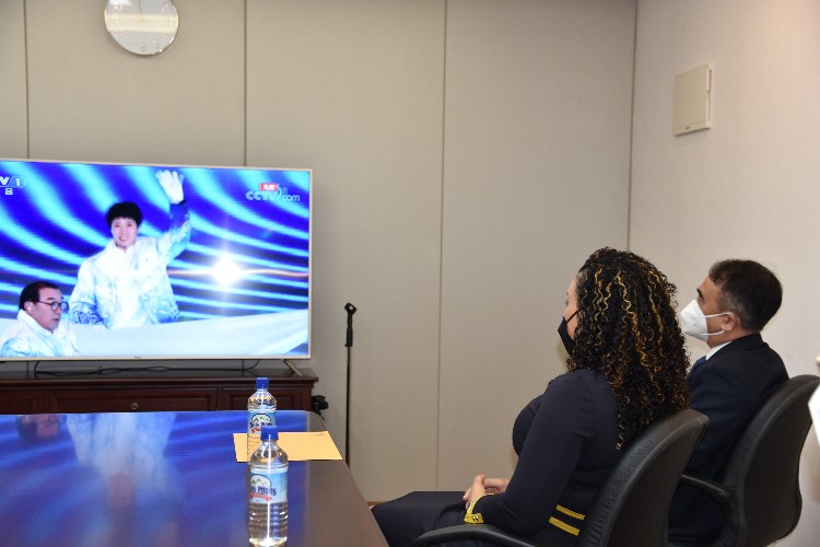 多米尼克友人與我外交官同看開(kāi)幕式。中國(guó)駐多米尼克使館供圖