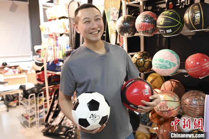 葉偉倫講述葉家在內(nèi)地的發(fā)展史，其中足球是他們家引以為傲的一個(gè)產(chǎn)品?！￡愺K旻 攝