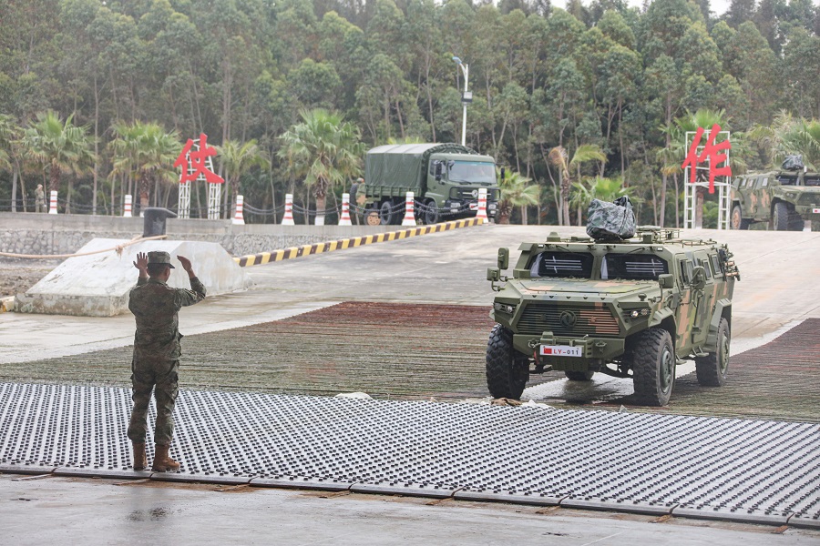 井岡山艦出發(fā)前進(jìn)行車輛裝載。井岡山艦供圖