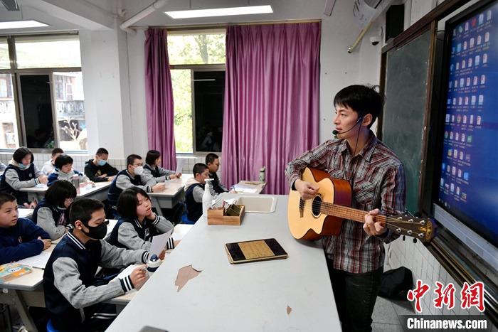 圖為3月16日，張家豪在福建福州延安中學教學。 <a target='_blank' href='/'><p  align=