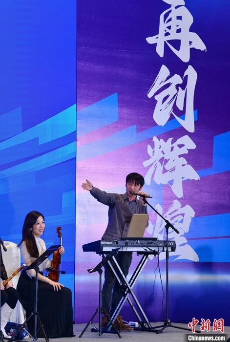 圖為3月9日，福建福州，張家豪(右)與林佳臻在臺上演出。 <a target='_blank' href='/'><p  align=