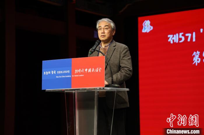 韓國前國務(wù)調(diào)整室長李錫駿致辭?！≈袊v韓國大使館供圖