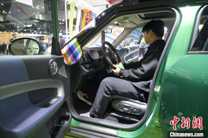圖為觀眾在展會(huì)試駕車(chē)輛。　劉旭 攝