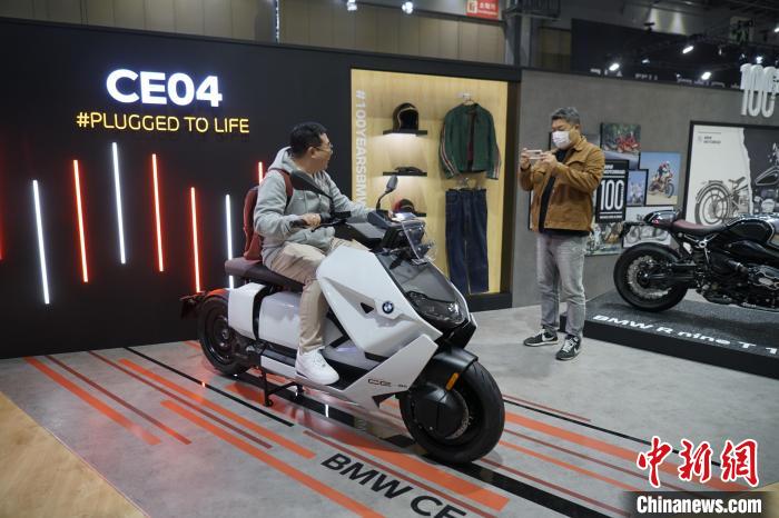 圖為觀眾在展會(huì)試駕車(chē)輛。　劉旭 攝