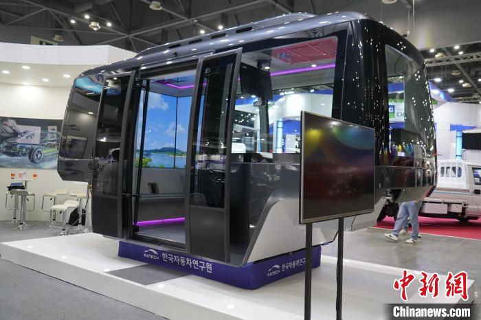 圖為展會(huì)上展示的無(wú)人駕駛移動(dòng)出行工具?！⑿?攝