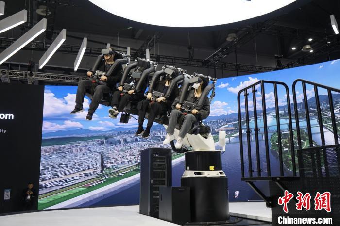 圖為觀眾在展會(huì)模擬體驗(yàn)未來(lái)城市空中移動(dòng)出行方式?！⑿?攝