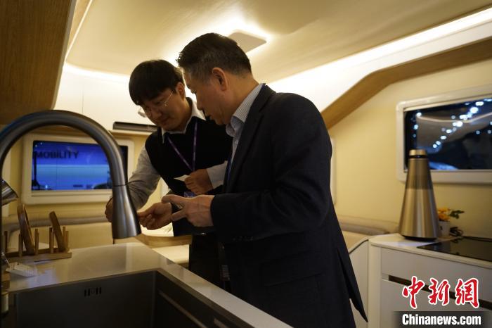 圖為參展商向觀眾介紹房車(chē)內(nèi)部設(shè)計(jì)。　劉旭 攝