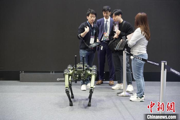 圖為觀眾在展會(huì)參觀機(jī)器人。　劉旭 攝
