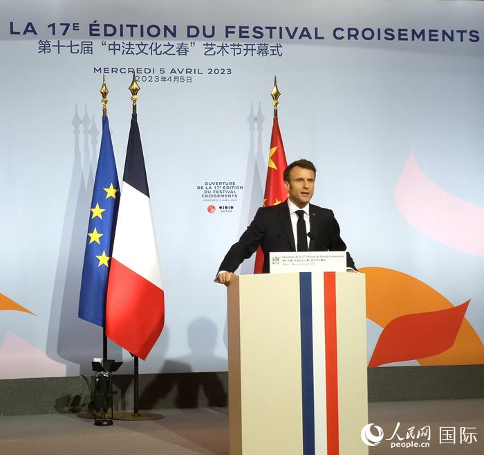 法國(guó)總統(tǒng)馬克龍?jiān)诘谑邔谩爸蟹ㄎ幕骸彼囆g(shù)節(jié)開(kāi)幕式上致辭。人民網(wǎng)記者 李琰攝