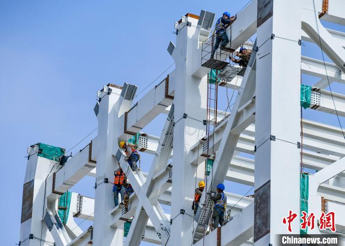 圖為海南商業(yè)航天發(fā)射場(chǎng)1號(hào)工位建設(shè)現(xiàn)場(chǎng)，工人正緊鑼密鼓施工?！●樤骑w 攝