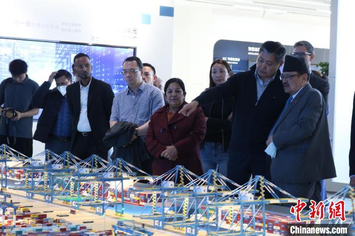 駐華使節(jié)和外交官參訪北部灣港智慧港口創(chuàng)新中心?！￡惽锵?攝