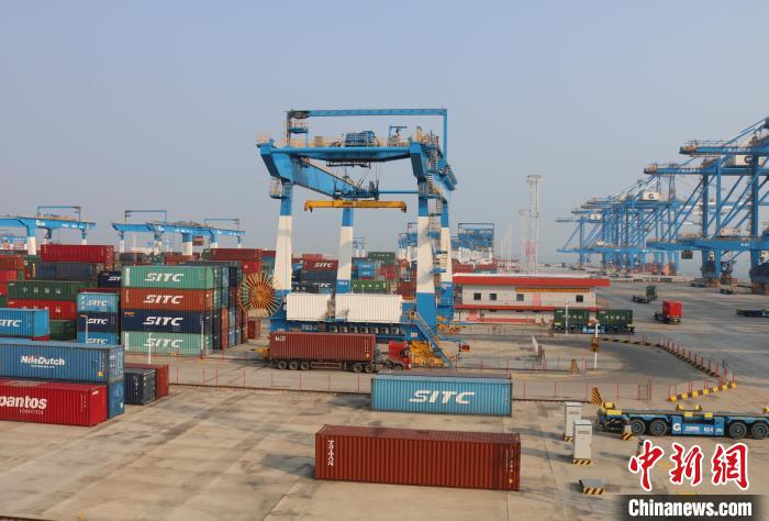 北部灣港欽州自動化集裝箱碼頭?！￡惽锵?攝